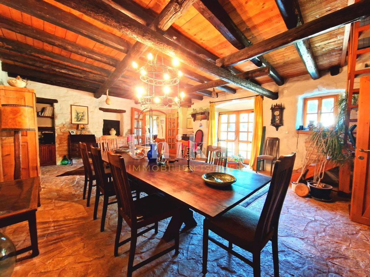 Autentica proprietà con casa in pietra e ampio terreno